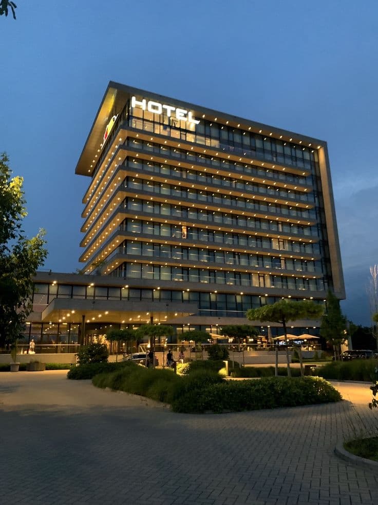 Hotels setting — illustrative application